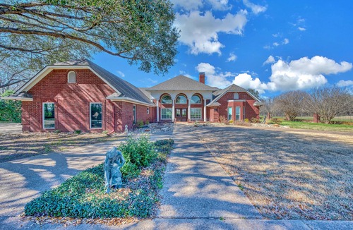 Waco House | Luxury Home with Pool 10 mins to Downtown Waco/Baylor/McLane