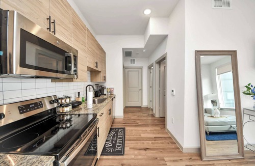 South Central Houston Apartment | Luxury Houston Apartment: Rooftop Pool, City Views & King Beds Near Downtown