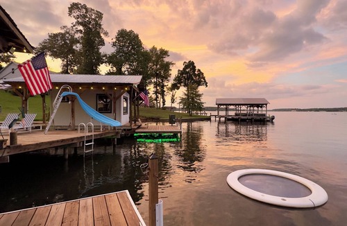 Jonesboro House | Luxury lake escape- golf cart,private beach area,boathouse,fishing lights,kayaks