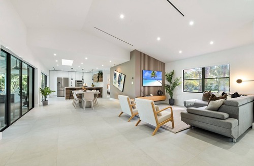 Kendall West House | Luxury Miami Mansion/Beach/Pool/BB Court & Golf