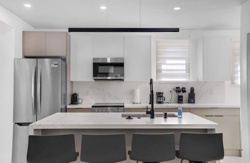 Liberty City House | Luxury Miami Villa w/Pool, Jacuzzi, BBQ & Pickleball Court
