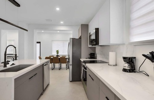 Liberty City House | Luxury Miami Villa w/Pool, Jacuzzi, BBQ & Pickleball Court