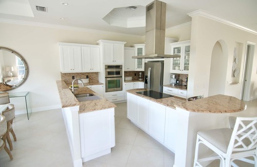 Park Shore House | Luxury Naples 4 bdrm, 4.5 bath, pool, fire table, ParkShore beach pass.