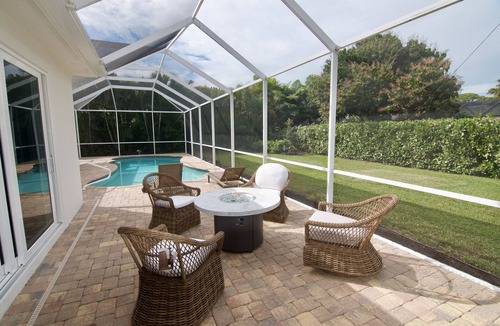 Park Shore House | Luxury Naples 4 bdrm, 4.5 bath, pool, fire table, ParkShore beach pass.