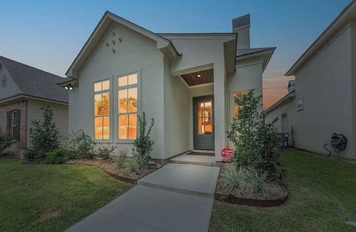 Lafayette House | Luxury Oasis 2bed/2bth+Sauna