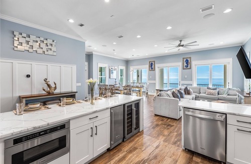 Delos House | Luxury on the Beach: Private Pool, Beachfront, 5 Kings, Beach Svc