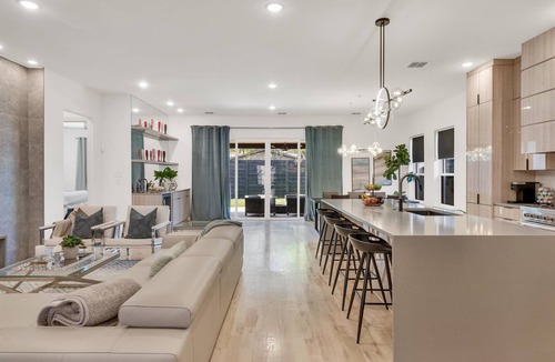 Dallas House | Luxury Retreat near Love Field Airport