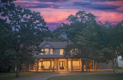 Kingston House | Luxury-Sleeps16-SPA-GameRoom-FirePit-Casino-EV-Pet