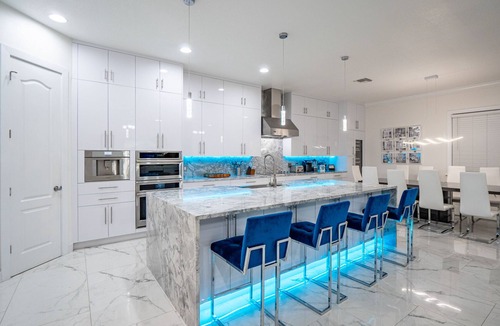 Virginia Park House | ⭐️LUXURY South Tampa Mansion🔥Heated Pool+Spa🎬Movie Theater Chef’s Kitchen 5000sqf