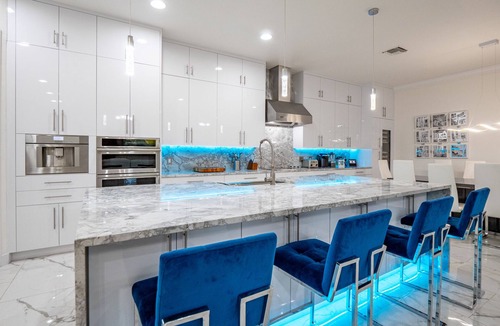 Virginia Park House | ⭐️LUXURY South Tampa Mansion🔥Heated Pool+Spa🎬Movie Theater Chef’s Kitchen 5000sqf
