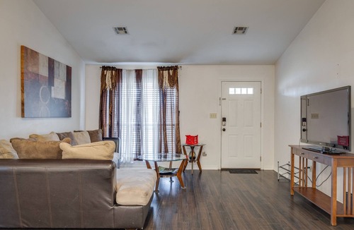 Monroe House | Luxury Spacious Home, Only 4.7 Miles From Airport