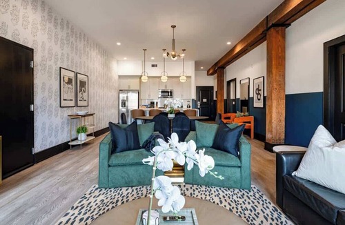 Central Business District Hotel | Luxury Suite | Rooftop Pool Walk-French Qtr Hotel
