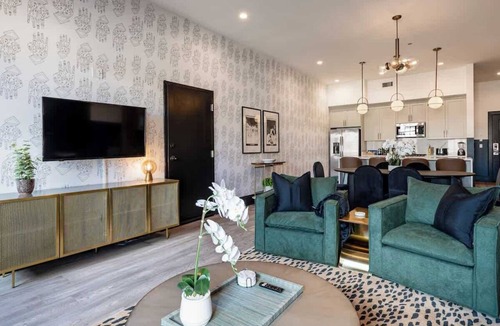 Central Business District Hotel | Luxury Suite | Rooftop Pool Walk-French Qtr Hotel