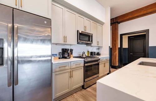Central Business District Hotel | Luxury Suite | Rooftop Pool Walk-French Qtr Hotel