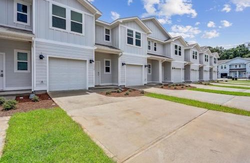 Pine Forest Apartment | LUXURY TOWNHOME NEAR DOWNTOWN AND PENSACOLA BEACH