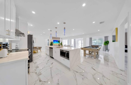 Biscayne Park House | Luxury Villa Alana Pool/Golf/Soccer/Movie Theatre