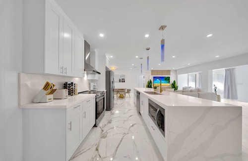 Biscayne Park House | Luxury Villa Alana Pool/Golf/Soccer/Movie Theatre