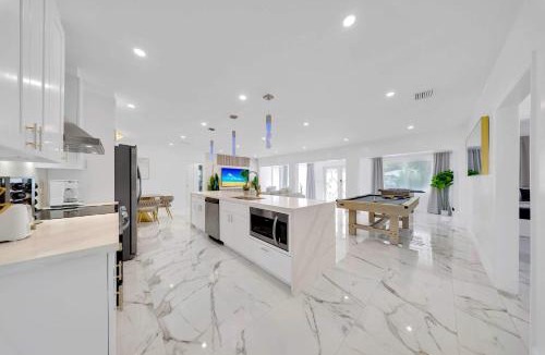 Biscayne Park House | Luxury Villa Alana Private Pool Movie Theatre