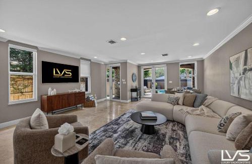 Downtown Fort Lauderdale House | LVS Aurea Walk to Las Olas Heated Pool Spacious 9-Bed