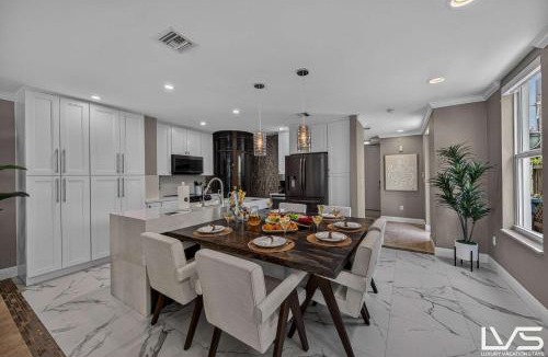 Downtown Fort Lauderdale House | LVS Aurea Walk to Las Olas Heated Pool Spacious 9-Bed