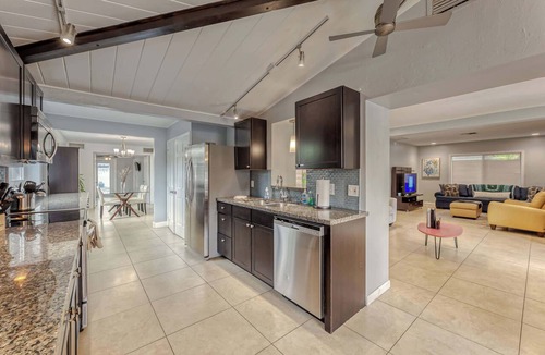 Poinsettia Heights House | LVS Casa DelMar- Outdoor Oasis & Heated Pool 5 Min 2 Beach