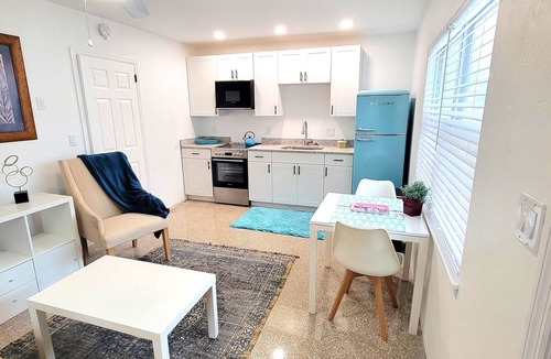 South Pinellas Community Council Villa | Madeira Beach Villa #4 1 Br /1 Ba 4 min to Madeira Beach