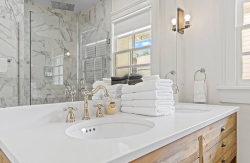 Uptown Historic District Apartment | Magazine Street Gem: Uptown 6BR, 4BA, Balcony, Pool, Backyard - Exclusive NOLA experience