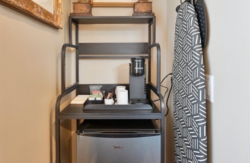 Natchez House | Magnolia Hall: Britton | 1/1, Private Ensuite Bath