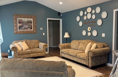 Owens Cross Roads House | Magnolia House In the Cove. Sweet Southern hospitality awaits you here.