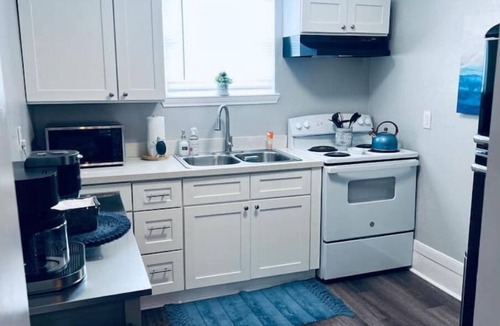 Galveston Cottage | Makin’ Waves Cottage- 4 min. to Cruise Ports and half mile from beach