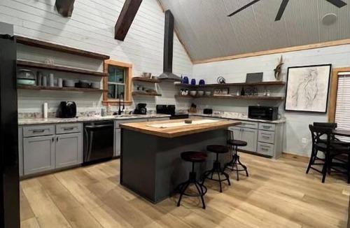 Magnolia Cabin | Mar I-Wilya Treehouse, 18ft off of the ground sits on 54 acres.