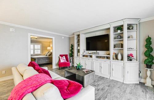 Marco Island Apartment | Marco Island Condo with Balcony and Water Views!