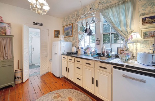 Metairie House | Mardi Gras! 3BR/1BA French Quarter, Streetcar, Balcony, Mid City, New Orleans!