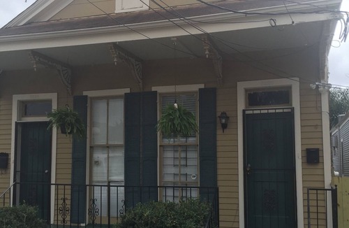 West Riverside House | Mardi Gras Parade Route Historic Victorian Tourist Area/Magazine St./Napolean