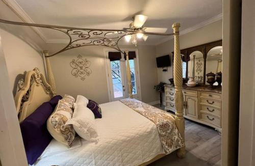 Abbeville House | Mardi Gras Suite at NOLA Rendezvous, waterfront