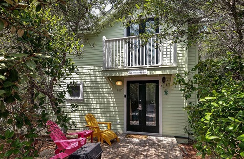 Seaside House | Margarita Days, Located in Seaside, Sleeps 4 + Free Attraction Tickets!