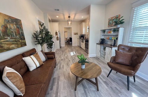 West Riverside House | Marvelous 4-bedroom 4-bath Upscale Home Near Magazine Street & Audubon Zoo