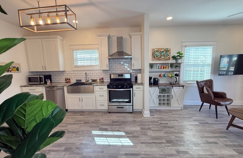 West Riverside House | Marvelous 4-bedroom 4-bath Upscale Home Near Magazine Street & Audubon Zoo