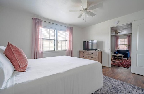 South Central Houston Apartment | Med Center Posh Flat* 15 min to NRG & HOU * Family Friendly