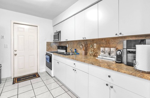 West Little Havana House | Miami Oasis Canal View 3 min Miami Stadium 6 min Airport Near Hard Rock Stadium