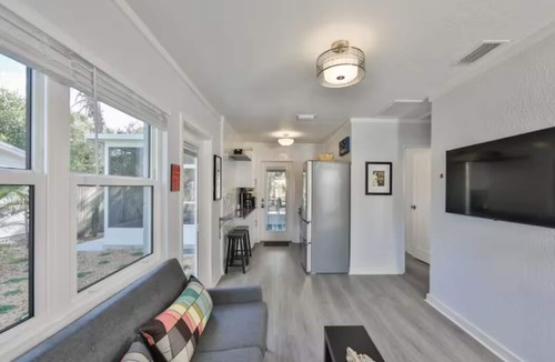 North Hyde Park Apartment | Mid-Century Blue Cypress