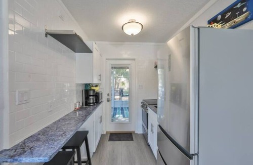 North Hyde Park Apartment | Mid-Century Blue Cypress