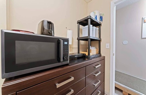 Southside Apartment | "Mid-Century Studio" Kitchenette, Wi-Fi