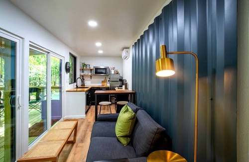 Livingston Cabin | Minimalist Luxury: Fully Equipped Modern Container, Hidden Getaway near Lake Livingston, TX
