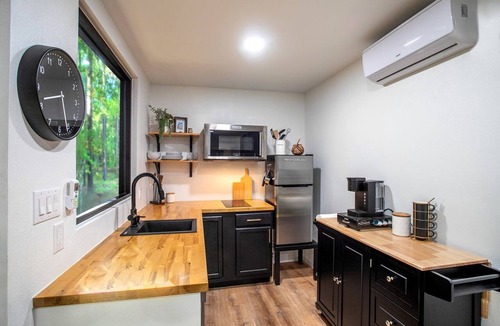 Livingston Cabin | Minimalist Luxury: Fully Equipped Modern Container, Hidden Getaway near Lake Livingston, TX