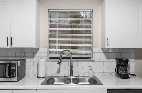 Crestline Heights House | Mins to Airport-Pool- Lake View-Newly Renovated!