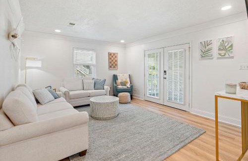 Shoreline Park House | Mins to Casino & Beach Fire Pit Large Yard Decks