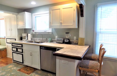 Pensacola Cottage | Minutes from marinas, downtown, bases and more!