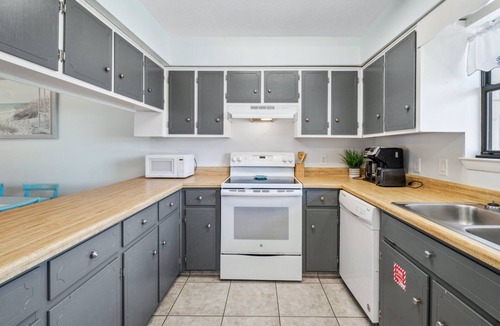 Silver Sands Beach House | Minutes to Beach | Pet-Friendly! | FLPCB96