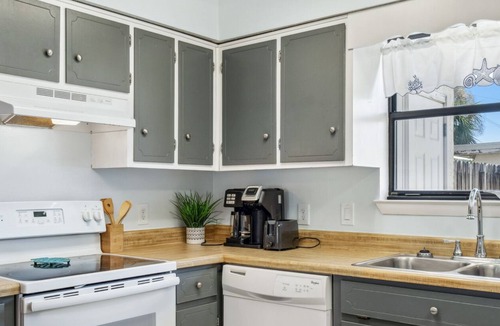 Silver Sands Beach House | Minutes to Beach | Pet-Friendly! | FLPCB96